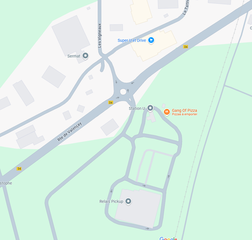Vue Google Maps de la zone industrielle de Chabris dans l'Indre. Le Super U est indiqué au Nord d'un rond-point. Problème, depuis plus de 10 ans, il a déménagé d'un autre bâtiment plus grand, au Sud de ce rond-point.