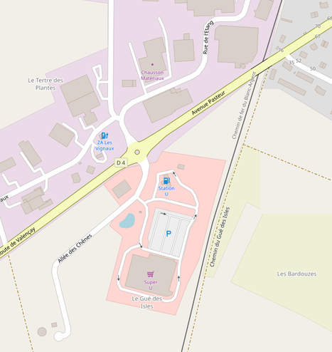 Vue OpenStreetMap, le Super U est au bon endroit. Les fans de trains remarqueront l'historique et spécifique voie ferrée métrique du Blanc-Argent juste à côté du magasin.