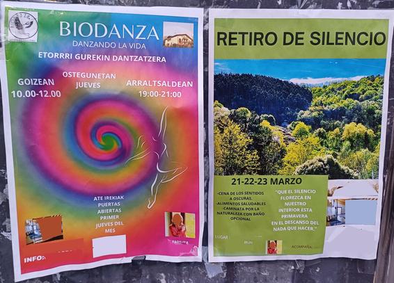 Bi kartel: Biodantza ikastaro baten eta isiltasun-bakarleku baten iragarkia.