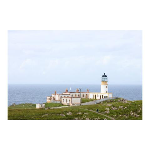 Face à la mer, un petit groupe de bâtiments blancs avec, sur la droite, la tour d'un phare surmontée de sa verrière et d'un dôme noir. Un chemin mène à travers une plaine d'herbe, à cet ensemble. On distingue un personnage y marchant. Au loin, sur la mer, la voile blanche d'un bateau.