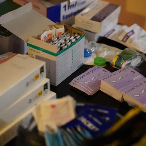 Photo d'une table sur laquelle est disposé du matériel de réduction des risques