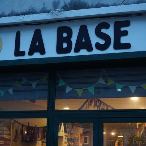 Photo de la façade de la base