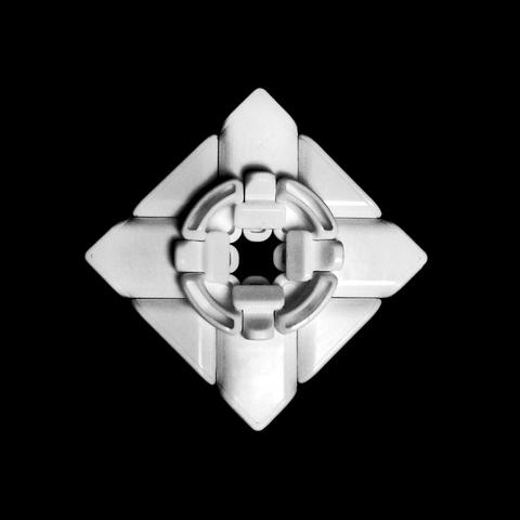 Foto con el mismo concepto que la primera: capa superior de un cubo sin su centro y en vista cenital.
En esta ocasión se trata de un cubo de base blanca (el color de sus piezas) y, además, se puede entender que es otro tipo de cubo, no un estándar 3x3x3. Se trata de un cubo Fisher, es decir, el mismo mecanismo interno de un cubo normal pero con las piezas rotando 45º.