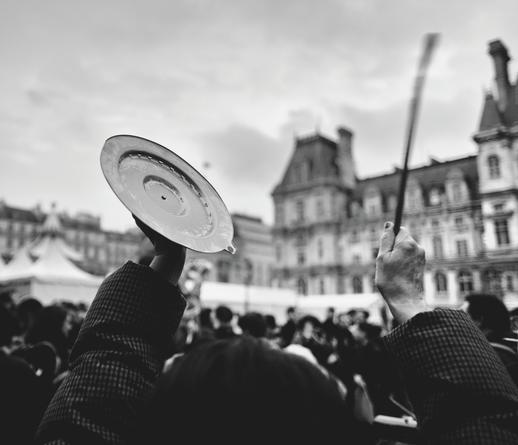 photo de Serge d'Ignazio montrant un manifestant pendant une "casserolade"