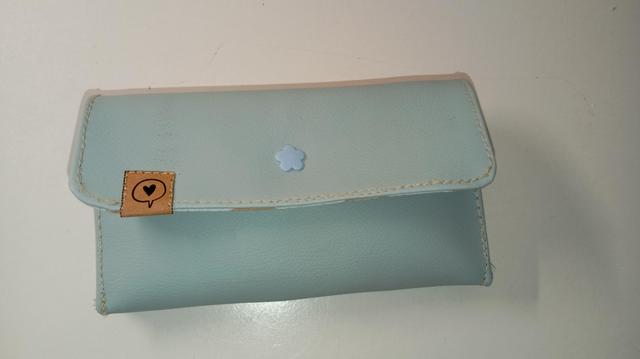 Petite pochette fermé 
Simili cuir bleu ciel et étiquette en "snappap"