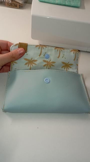 Petite pochette ouverte 
Simili cuir bleu ciel
Doublure coton bleu ciel à palmier "doré"