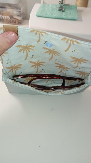 Vue intérieure de la petite pochette avec une paire de lunettes dedans