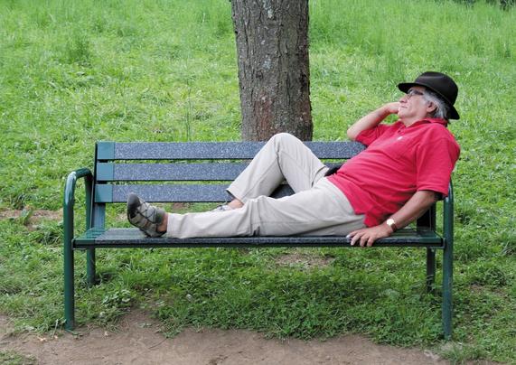 Manuel Vaz allongé sur un banc.