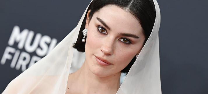 Gracie Abrams en la 67ª Edición de los Premios Grammy, llevando un espectacular blanco con capucha / Gilbert Flores