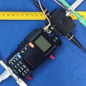 Bild eines zum Peilempfänger umgebauten Handfunkgeräts. (Das abgebildete Gerät ist allerdings nicht das Projekt aus dem Vortrag, sondern kommt aus PA und war 2024 beim Stand des ARDF-Referats auf der HAM RADIO Friedrichhafen zu sehen.