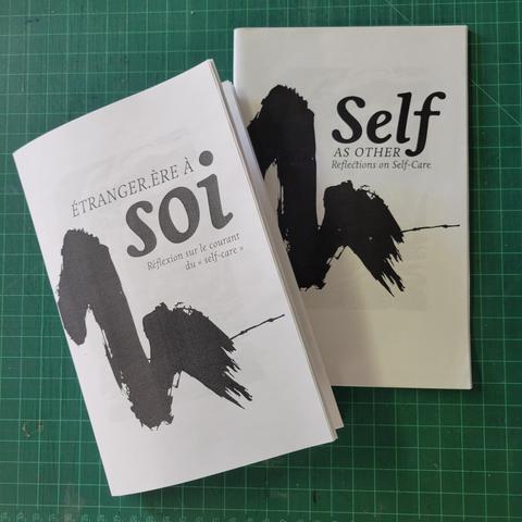 Photo de deux zines, un en français et un en anglais. 
"Étranger•ère à soi, réflexion sur le courant du self-care"
Self as Other, Reflecting on Selfcare"