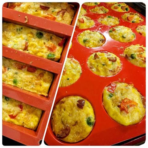 Bildcollage aus 2 Fotos. Blick auf 2 Silikonbleche, eines für Müsliriegel, eines für Minimuffins. Darin jeweils eine gebackenes Rühreimasse mit Mais, geschnittener Paprika, Erbsen, Reis, Kabanossistücken und geriebenem Käse.