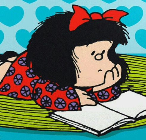 Un dibujo de Mafalda tumbada leyendo un libro. Lleva puesto un vestido rojo y una cinta roja en el pelo. El fondo es azul con coronzes.