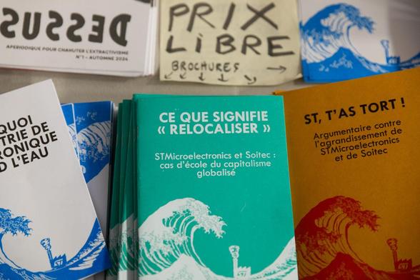 Fanzines del colectivo StopMicro escritos en francés. Son distintos colores y temas, pero todos preciosos.
