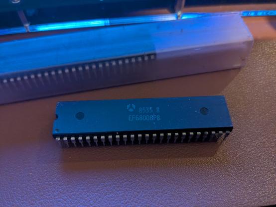 Un microprocesseur EF68008 DIL 48 pattes