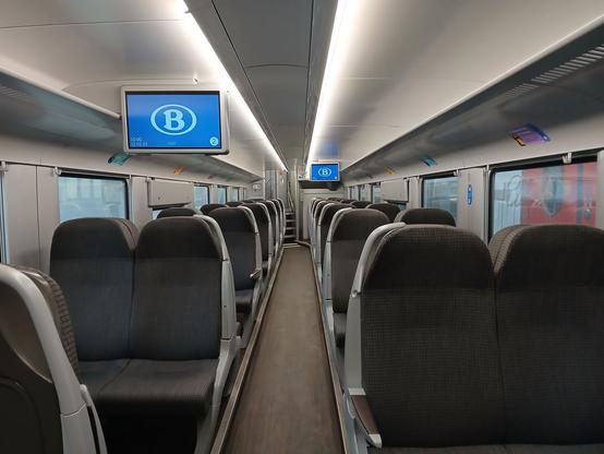 Intérieur à l'étage inférieur d'une voiture M7 de seconde classe