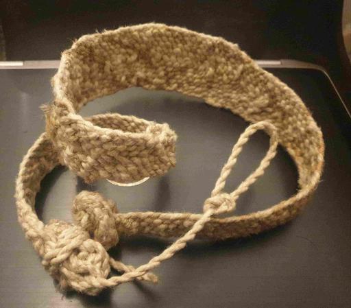 Ceinture en jute et lin poli, tressée façon tissage, zéro métal, 100% fibre naturelle, avec demi nœud, nœud d'écoute d'ajut double, et nœud de chaise.
La cordelette avec le noeud de chaise est bien plus fine, deux brins de lin poli torsadés, la boucle du nœud de chaise est conçue pour se caler sur le demi nœud qui lui est formé d'une dizaine de brins tressés.