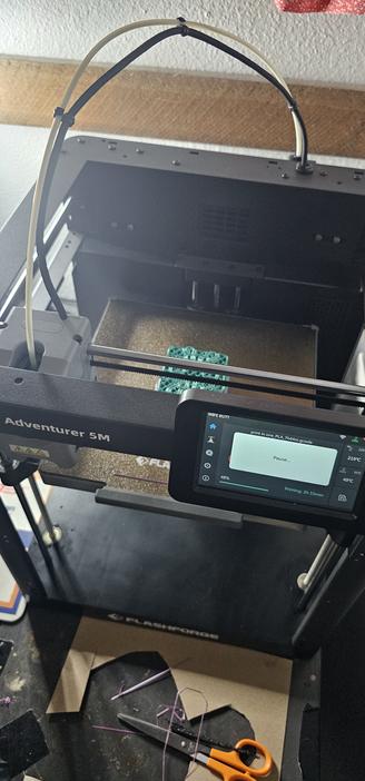 Photo of the 3D printer that just says paused with nothing clickable
