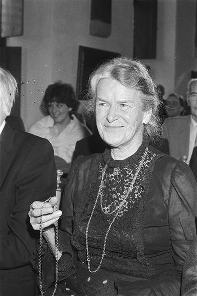 Foto van M. Vasalis bij de uitreiking van de PC Hooftprijs 1982. 14 december 1983.

Bron Wikimedia Commons CC0 link: File:PC Hooftprijs 1982 uitgereikt aan Vasalis op Muiderslot M. Vasalis ( Drooglever, Bestanddeelnr 932-8087.jpg - Wikimedia Commons