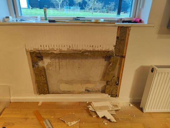 You thought this would be easy, eh? Isolation wall missing behind radiator. Marks from where the radiator was painted to the wall and wall paper tore off when removing it.
