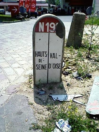 Borne routière signalant un changement de département : ici en sortie du pont de Bezons, en allant vers Paris, on sort du Val d'Oise pour rentrer sur le territoire de Hauts-de-Seine. En 2011 après des travaux, cette borne a été retirée.