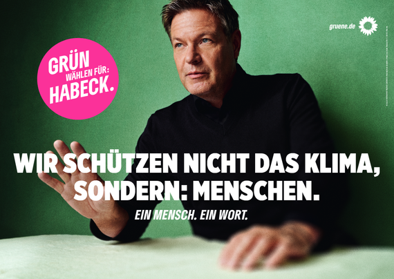 Wahlplakt der Grünen mit Robert Habeck vor grünem Hintergrund.
Schriftzüg in Weiß:

Wir schützen nicht das Klima, sondern: Menschen. 
Ein Mensch. Ein Wort.

oben links ein rosa Button mit der Aufschrift: Grün wählen für Habeck.