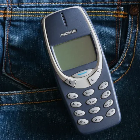 Photo d’un Nokia3310 sur un jeans