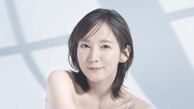 吉岡里帆、白のキャミソールを爽やかに着こなし美デコルテ見せ　ナチュラルなアイメークのビジュアルが公開
