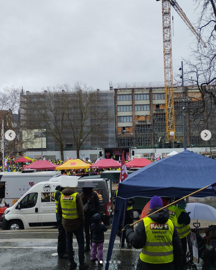 2-3

#TVöD #Warnstreiktag in #Freiburg (13.02.2025)

Heute streikten wir gemeinsam mit Kolleg:innen aus ganz #Südbaden, um unseren Forderungen 

👉  https://freiburg.fau.org/2025/01/05/tvoed-tarifrunde-2025-fau-freiburg-ruft-ihre-mitglieder-zur-solidarischen-beteiligung-auf/

vor der zweiten #Verhandlungsrunde Nachdruck zu verleihen. Wir trotzten dem miesen Wetter auf dem Platz der alten Synagoge, lauschten der Musik und den #Kundgebung sbeiträge. Bei der anschließenden #Streikdemonstration machten viele Kolleg:innen klar: "Hoch mit den #Löhnen, runter mit der #Arbeitszeit !" 

👉 
https://freiburg.fau.org/2025/01/04/genug-geschuftet-radikale-arbeitszeitverkuerzung-als-baustein-fuer-eine-bessere-zukunft/

- | -

Wieder beim PdaS angekommen verlief sich die Menge und die Veranstaltung fand ihr Ende.

Mit #Erschrecken und #Wut haben wir dann auf den #Anschlag in #München reagiert. Wir stehen fest an der Seite aller Verletzten und ihren Angehörigen und hoffen dass alle #KollegInnen  sich wieder vollständig erholen!

Die #Rassisten & #Nationalisten werden diese Tat dazu nutzen, um gegen #Einwanderer & #Geflüchtete zu hetzen. 
Aber den militanten #Islamismus bekämpft man nicht mit #Abschiebungen und #Abschottung, sondern nur durch eine starke #antifaschistische und #progressive #Bewegung!

#solidarität 

weiter 3-3
