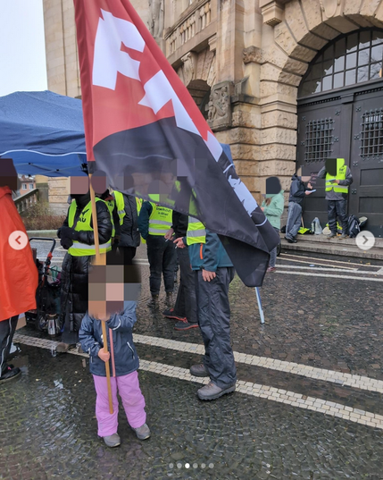 3-3

#TVöD #Warnstreiktag in #Freiburg (13.02.2025)

Heute streikten wir gemeinsam mit Kolleg:innen aus ganz #Südbaden, um unseren Forderungen 

👉  https://freiburg.fau.org/2025/01/05/tvoed-tarifrunde-2025-fau-freiburg-ruft-ihre-mitglieder-zur-solidarischen-beteiligung-auf/

vor der zweiten #Verhandlungsrunde Nachdruck zu verleihen. Wir trotzten dem miesen Wetter auf dem Platz der alten Synagoge, lauschten der Musik und den #Kundgebung sbeiträge. Bei der anschließenden #Streikdemonstration machten viele Kolleg:innen klar: "Hoch mit den #Löhnen, runter mit der #Arbeitszeit !" 

👉 
https://freiburg.fau.org/2025/01/04/genug-geschuftet-radikale-arbeitszeitverkuerzung-als-baustein-fuer-eine-bessere-zukunft/

- | -

Wieder beim PdaS angekommen verlief sich die Menge und die Veranstaltung fand ihr Ende.

Mit #Erschrecken und #Wut haben wir dann auf den #Anschlag in #München reagiert. Wir stehen fest an der Seite aller Verletzten und ihren Angehörigen und hoffen dass alle #KollegInnen  sich wieder vollständig erholen!

Die #Rassisten & #Nationalisten werden diese Tat dazu nutzen, um gegen #Einwanderer & #Geflüchtete zu hetzen. 
Aber den militanten #Islamismus bekämpft man nicht mit #Abschiebungen und #Abschottung, sondern nur durch eine starke #antifaschistische und #progressive #Bewegung!

#solidarität 

weiter 4-3