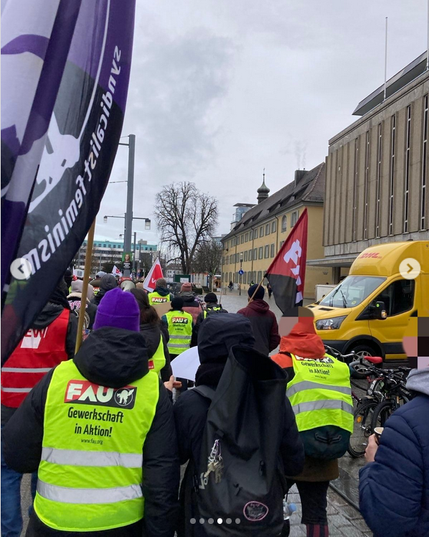 #TVöD #Warnstreiktag in #Freiburg (13.02.2025)

Heute streikten wir gemeinsam mit Kolleg:innen aus ganz #Südbaden, um unseren Forderungen 

👉  https://freiburg.fau.org/2025/01/05/tvoed-tarifrunde-2025-fau-freiburg-ruft-ihre-mitglieder-zur-solidarischen-beteiligung-auf/

vor der zweiten #Verhandlungsrunde Nachdruck zu verleihen. Wir trotzten dem miesen Wetter auf dem Platz der alten Synagoge, lauschten der Musik und den #Kundgebung sbeiträge. Bei der anschließenden #Streikdemonstration machten viele Kolleg:innen klar: "Hoch mit den #Löhnen, runter mit der #Arbeitszeit !" 

👉 
https://freiburg.fau.org/2025/01/04/genug-geschuftet-radikale-arbeitszeitverkuerzung-als-baustein-fuer-eine-bessere-zukunft/

- | -

Wieder beim PdaS angekommen verlief sich die Menge und die Veranstaltung fand ihr Ende.

Mit #Erschrecken und #Wut haben wir dann auf den #Anschlag in #München reagiert. Wir stehen fest an der Seite aller Verletzten und ihren Angehörigen und hoffen dass alle #KollegInnen  sich wieder vollständig erholen!

Die #Rassisten & #Nationalisten werden diese Tat dazu nutzen, um gegen #Einwanderer & #Geflüchtete zu hetzen. 
Aber den militanten #Islamismus bekämpft man nicht mit #Abschiebungen und #Abschottung, sondern nur durch eine starke #antifaschistische und #progressive #Bewegung!