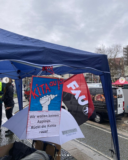 #TVöD #Warnstreiktag in #Freiburg (13.02.2025)

Heute streikten wir gemeinsam mit Kolleg:innen aus ganz #Südbaden, um unseren Forderungen 

👉  https://freiburg.fau.org/2025/01/05/tvoed-tarifrunde-2025-fau-freiburg-ruft-ihre-mitglieder-zur-solidarischen-beteiligung-auf/

vor der zweiten #Verhandlungsrunde Nachdruck zu verleihen. Wir trotzten dem miesen Wetter auf dem Platz der alten Synagoge, lauschten der Musik und den #Kundgebung sbeiträge. Bei der anschließenden #Streikdemonstration machten viele Kolleg:innen klar: "Hoch mit den #Löhnen, runter mit der #Arbeitszeit !" 

👉 
https://freiburg.fau.org/2025/01/04/genug-geschuftet-radikale-arbeitszeitverkuerzung-als-baustein-fuer-eine-bessere-zukunft/

- | -

Wieder beim PdaS angekommen verlief sich die Menge und die Veranstaltung fand ihr Ende.

Mit #Erschrecken und #Wut haben wir dann auf den #Anschlag in #München reagiert. Wir stehen fest an der Seite aller Verletzten und ihren Angehörigen und hoffen dass alle #KollegInnen  sich wieder vollständig erholen!

Die #Rassisten & #Nationalisten werden diese Tat dazu nutzen, um gegen #Einwanderer & #Geflüchtete zu hetzen. 
Aber den militanten #Islamismus bekämpft man nicht mit #Abschiebungen und #Abschottung, sondern nur durch eine starke #antifaschistische und #progressive #Bewegung!