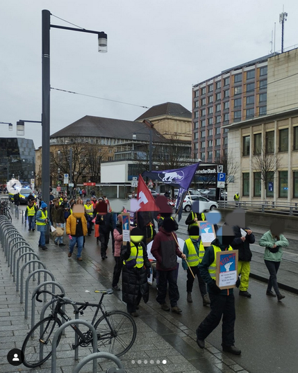#TVöD #Warnstreiktag in #Freiburg (13.02.2025)

Heute streikten wir gemeinsam mit Kolleg:innen aus ganz #Südbaden, um unseren Forderungen 

👉  https://freiburg.fau.org/2025/01/05/tvoed-tarifrunde-2025-fau-freiburg-ruft-ihre-mitglieder-zur-solidarischen-beteiligung-auf/

vor der zweiten #Verhandlungsrunde Nachdruck zu verleihen. Wir trotzten dem miesen Wetter auf dem Platz der alten Synagoge, lauschten der Musik und den #Kundgebung sbeiträge. Bei der anschließenden #Streikdemonstration machten viele Kolleg:innen klar: "Hoch mit den #Löhnen, runter mit der #Arbeitszeit !" 

👉 
https://freiburg.fau.org/2025/01/04/genug-geschuftet-radikale-arbeitszeitverkuerzung-als-baustein-fuer-eine-bessere-zukunft/

- | -

Wieder beim PdaS angekommen verlief sich die Menge und die Veranstaltung fand ihr Ende.

Mit #Erschrecken und #Wut haben wir dann auf den #Anschlag in #München reagiert. Wir stehen fest an der Seite aller Verletzten und ihren Angehörigen und hoffen dass alle #KollegInnen  sich wieder vollständig erholen!

Die #Rassisten & #Nationalisten werden diese Tat dazu nutzen, um gegen #Einwanderer & #Geflüchtete zu hetzen. 
Aber den militanten #Islamismus bekämpft man nicht mit #Abschiebungen und #Abschottung, sondern nur durch eine starke #antifaschistische und #progressive #Bewegung!