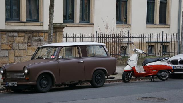 weitererBlickwinkeln, vor dem Roller steht noch ein brauner Trabi