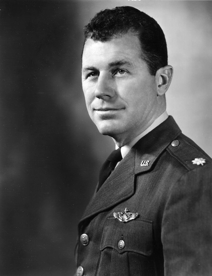 Porträt von Chuck Yeager in Uniform, schwarz-weiß. Ein dunkelhaariger, noch junger Mann mit klarem Blick und einem leichten Lächeln.