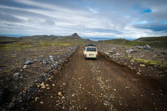 VW T4 auf unbefestigter Straße, Snæfellsnesvegur Island

VW T4 on dirt road, Snæfellsnesvegur Iceland