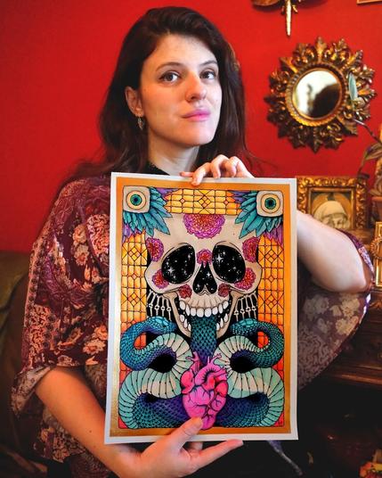 In this watercolor, Mictlantecuhtli is depicted from the front, framed by stained glass, two stones set with blue eyes, decorated with blue and violet feathers. A snake dividing into two heads emerges from the skull's mouth, and an anatomical heart is depicted at the bottom of the painting. The pieces of flesh usually represented on Mictlantecuhtli's skull here take on the appearance of cempazuchil flowers. The figure wears skeletal hands on his ears, and his eyes, nose and mouth are filled with stars.