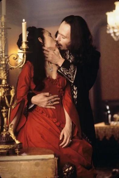 Dracula and Mila kiss in Francis F. Coppola movie.