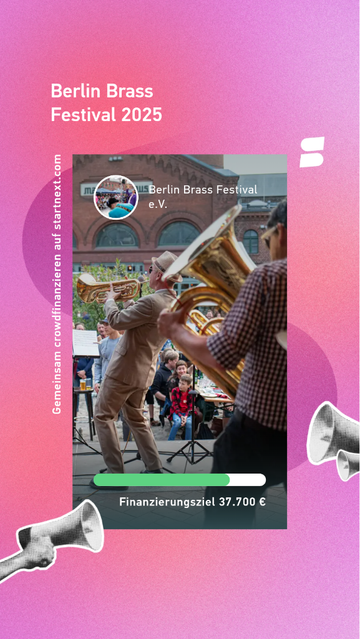Musiker, die Blasinstrumente auf einer Bühne spielen. Das Publikum steht im Hintergrund.