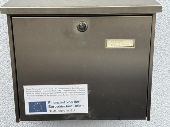 Foto vom Aufkleber auf unserem Briefkasten. Auf dem Aufkleber ist links unten BN das EU-Logo. Als kleiner Text steht da »Dieses Sanierungsvorhaben wurde im Förderprogramm Bundesförderung
effizienter Gebäude - Einzelmaßnahmen - (BEG EM) gefördert und ist Teil des
Deutschen Aufbau- und Resilienzplanes (DARP), der aus Mitteln der Aufbau und
Resilienzfazilität (ARF) der Europäischen Union, NextGenerationEU, finanziert
wird.«.

Darunter steht »Finanziert von der
Europäischen Union
NextGenerationEU«