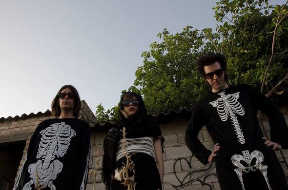 Una nueva banda formada por músicos que proceden de bandas como Los Harakiri o Perro Mojado, que ofrecen un apetecible vinilo de 7 pulgadas, con una bonita estética en la carpeta y un saludable contenido.