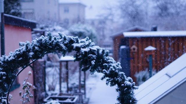 es schneit über einer Pagode