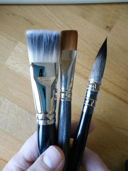 Mes trois nouveaux pinceaux. Deux plats et un rond spécial lavis.