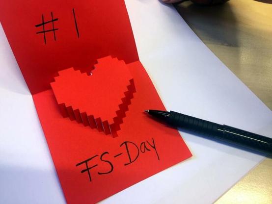 imagen de una cartulina abierta de la que sale una composición con un corazón y escrito #1 FS-Day para conmemorar el dia I love free software day.