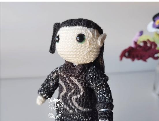 Amigurumi de Adar de cintura hacia arriba.