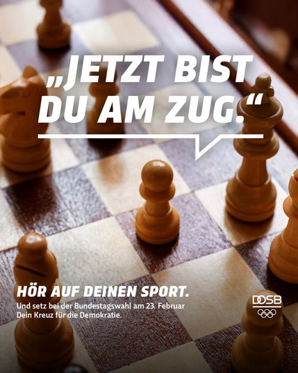 Schachbrett mit Figuren. Sprechblase: "Jetzt bist du am Zug". Hör auf deinen Sport. Und setz bei der Bundestagswahl am 23. Februar Dein Kreuz bei Demokratie. DOSB