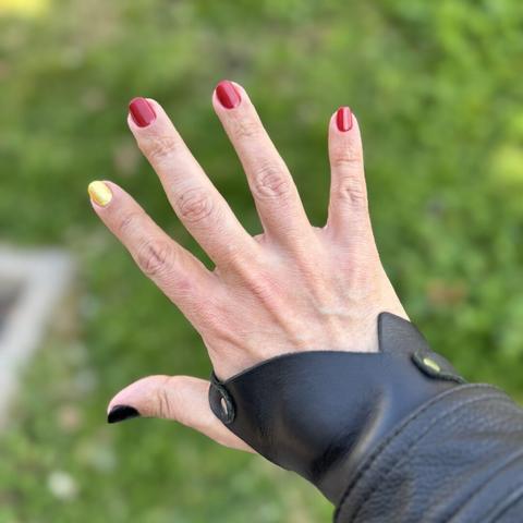 Mano derecha, de pulgar a meñique: negro, dorado, rojo, rojo y rojo!