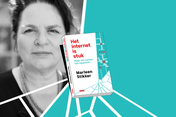 Links een zwart-wit portret van Marleen Stikker, in het midden staan witte lijnen getekend als een glas dat aan diggelen ligt. Aan de rechterkant een turquoise vlak en in het midden een afbeelding van het boek 'Het internet is stuk'.