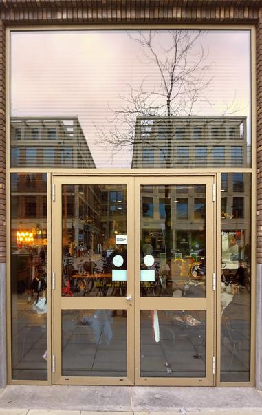 Facade van de Jumbo Foodmarkt met dubbele deuren in een glazen pui ¦ Facade of the Jumbo food market with double doors