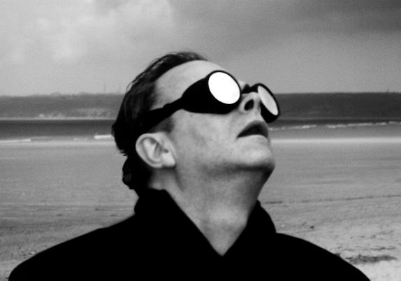 Hervé Leforestier sur la plage de Siouville pendant l'éclipse de 1999.